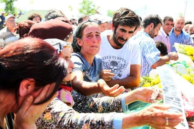 PKK patlayıcısıyla ölen Ayaz ve Nupelda kardeşler gözyaşlarıyla toprağa verildi