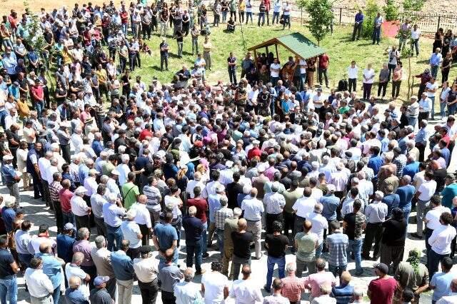 PKK patlayıcısıyla ölen Ayaz ve Nupelda kardeşler gözyaşlarıyla toprağa verildi