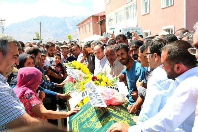 PKK patlayıcısıyla ölen Ayaz ve Nupelda kardeşler gözyaşlarıyla toprağa verildi