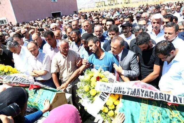 PKK patlayıcısıyla ölen Ayaz ve Nupelda kardeşler gözyaşlarıyla toprağa verildi