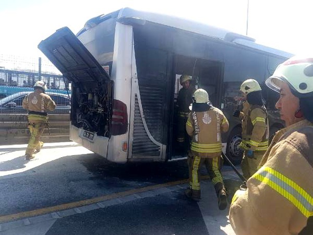 Esenyurt'ta metrobüste yangın