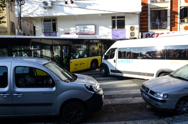 <a class='keyword-sd' href='/istanbul/' title='İstanbul'>İstanbul</a>'da feci kaza! Minibüse çarpan otobüs, iş yerine girdi: 1 ölü, 3 yaralı