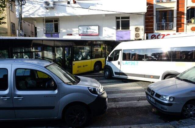 İstanbul'da feci kaza! Minibüse çarpan halk otobüsü, dükkana girdi: 1 ölü, 3 yaralı <a class='keyword-sd' href='/istanbul/' title='İstanbul'>İstanbul</a>'da feci kaza! Minibüse çarpan otobüs, iş yerine girdi: 1 ölü, 3 yaralı