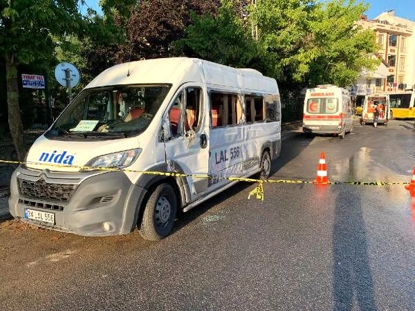 İstanbul'da feci kaza! Minibüse çarpan otobüs, iş yerine girdi: 1 ölü, 3 yaralı