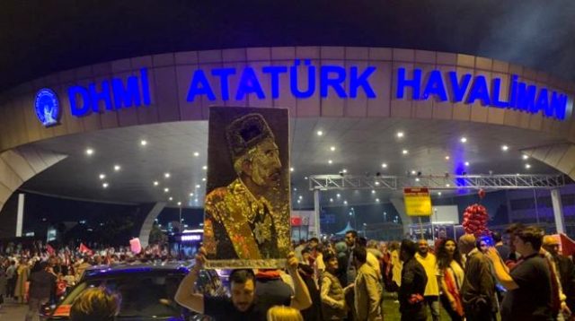 <a class='keyword-sd' href='/sultan-vahdettin/' title='Sultan Vahdettin'>Sultan Vahdettin</a> portresi Atatürk Havalimanı'nda