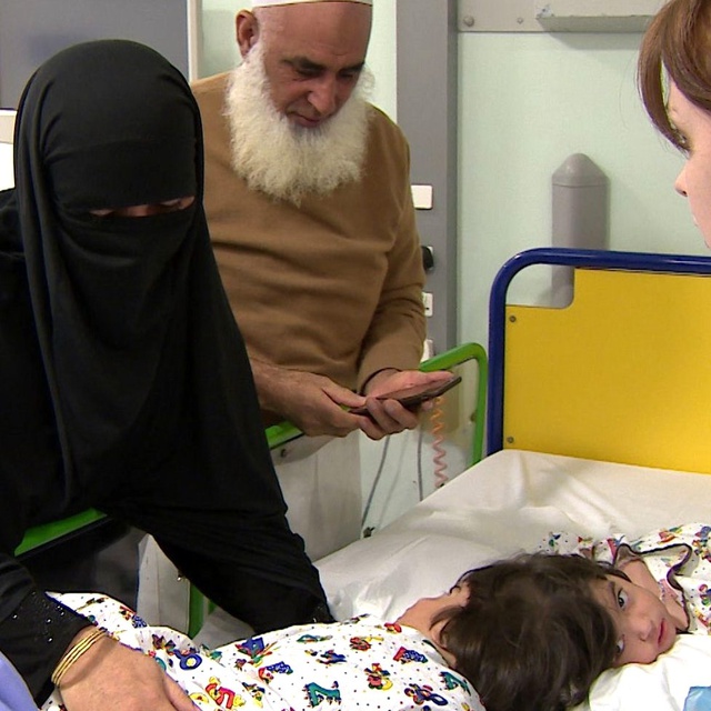 Kafalarından yapışık şekilde doğan iki yaşındaki ikizler, 50 saatlik ameliyatın ardından birbirinden ayrıldı