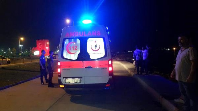 Zeytinburnu'nda taksiden inen kadın koşarak denize atladı