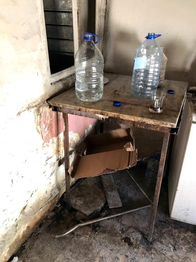 Paslı tepsilerin, kirli duvarların bulunduğu ekmek fırını şaşkınlık yarattı