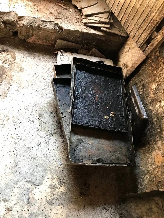 Paslı tepsilerin, kirli duvarların bulunduğu ekmek fırını şaşkınlık yarattı