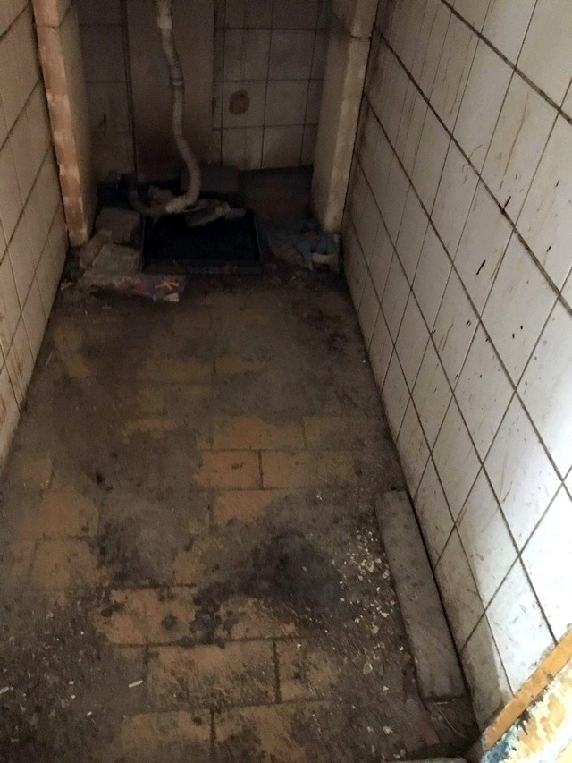 Paslı tepsilerin, kirli duvarların bulunduğu ekmek fırını şaşkınlık yarattı