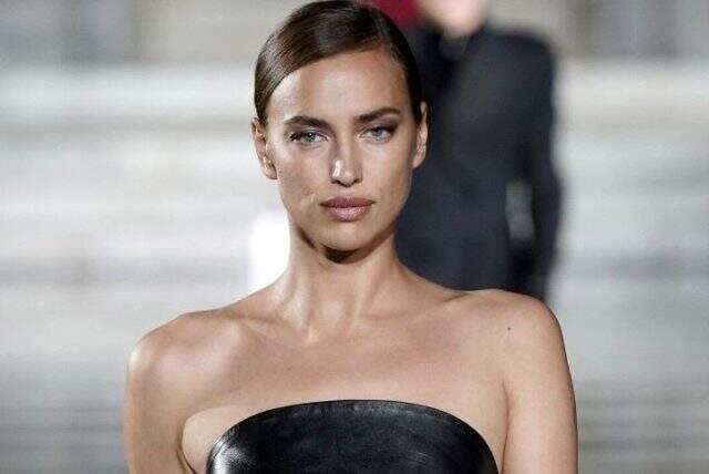 Güzel model Irina Shayk, kaydırağa sıkıştı