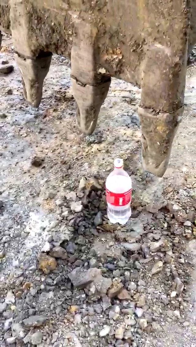 Kepçe operatörü, kola şişesinin kapağını kepçeyle açtı