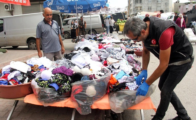 Torbacılara yönelik yapılan operasyonda Polis, karpuz ve kavunların arasında uyuşturucu aradı