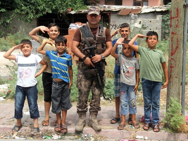 Torbacılara yönelik yapılan operasyonda Polis, karpuz ve kavunların arasında uyuşturucu aradı