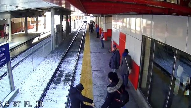 Bir anda ortaya çıkıp yaşlı kadını raylara itti! O anların görüntüleri yayınlandı