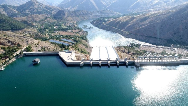 15 yıl sonra bir ilk yaşanan Keban Barajı'nda 6 milyar metreküp su tahliye edildi
