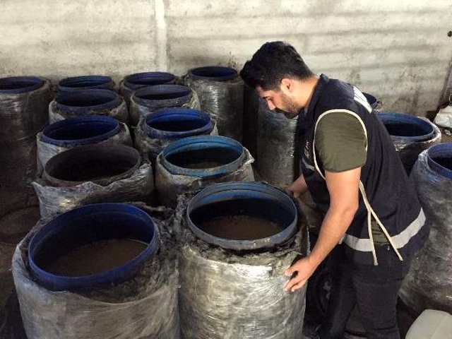 Polis, 27 varilin içinde 5 bin 400 litre sahte içki ele geçirdi