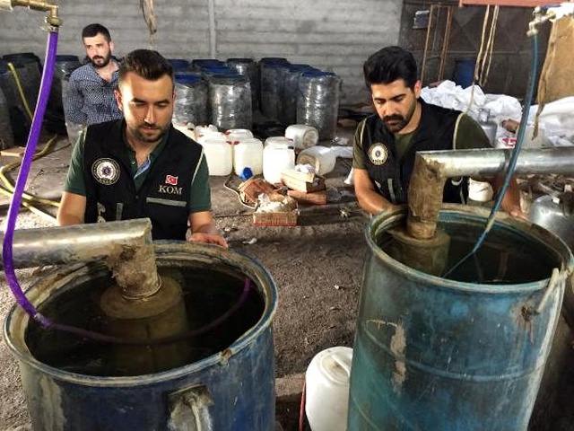 Polis, 27 varilin içinde 5 bin 400 litre sahte içki ele geçirdi