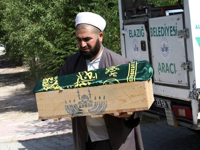 Annesinin çöpe attığı bebek kimsesizler mezarlığına defnedildi