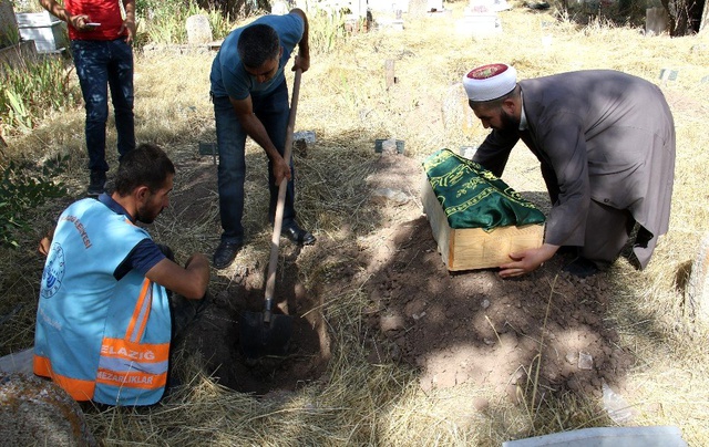 Annesinin çöpe attığı bebek kimsesizler mezarlığına defnedildi