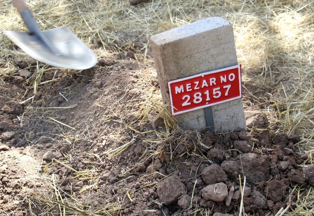 Annesinin çöpe attığı bebek kimsesizler mezarlığına defnedildi