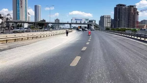 İstanbul D-100 Karayolu'nda çökme! Ankara yönü trafiğe kapatıldı