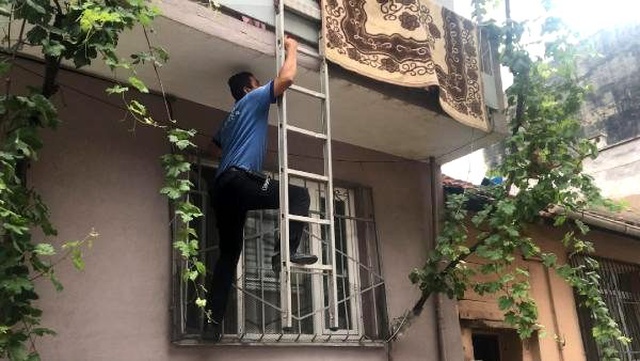 3 yaşındaki çocuğunu eve kilitleyip çarşıya giden vicdansız anne, 