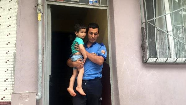 3 yaşındaki çocuğunu eve kilitleyip çarşıya giden vicdansız anne, 
