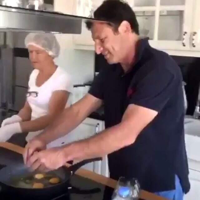Sevgilisinden ayrılan Kaya Çilingiroğlu, Hülya Avşar'ın evinde yumurta kırdı