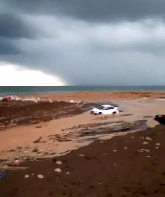 Yollar göle döndü, araçlar kayık gibi yüzdü! O anlar saniye saniye görüntülendi