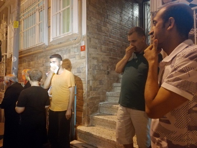 Ceset çıkan apartmanda koku çilesi! 