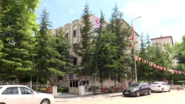 Boşaltılan Saadet Partisi binasına Yeniden Refah Partisi tabelası asıldı