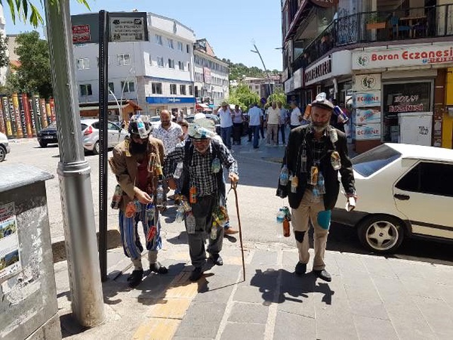 Çevre kirliliğine dikkat çekmek için atıklarla dolaştılar