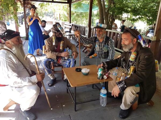 Çevre kirliliğine dikkat çekmek için atıklarla dolaştılar
