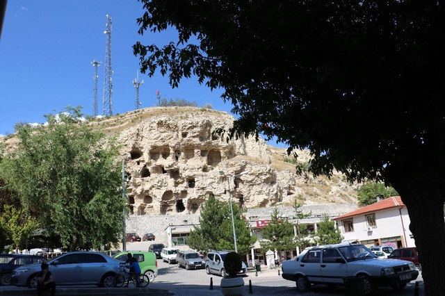 Dört bin yıllık apartman, görenleri şaşkına çeviriyor