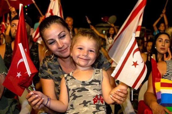 Kıbrıs'taki Barış Harekatı'nın yıl dönümü kutlamalarında Şafak Nöbeti tutuldu