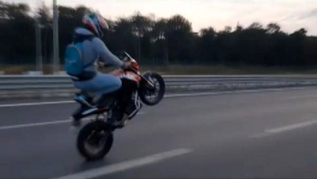 Motosikletli maganda tehlikeli gösterisini sosyal medyada yayınladı