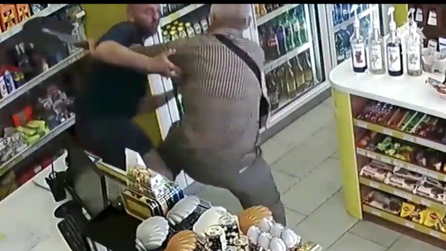 Rusya'da yaşlı adam, kadını sapığın elinden kürekle kurtardı
