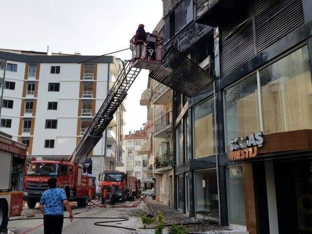 Sitede panik ve korku anları! Klima patladı alevler tüm her yeri sardı Sitede panik ve korku anları! Klima patladı alevler tüm her yeri sardı