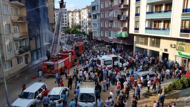Sitede panik ve korku anları! Klima patladı alevler tüm her yeri sardı Sitede panik ve korku anları! Klima patladı alevler tüm her yeri sardı