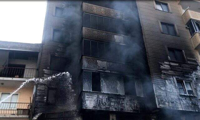 Sitede panik ve korku anları! Klima patladı alevler tüm her yeri sardı Sitede panik ve korku anları! Klima patladı alevler tüm her yeri sardı