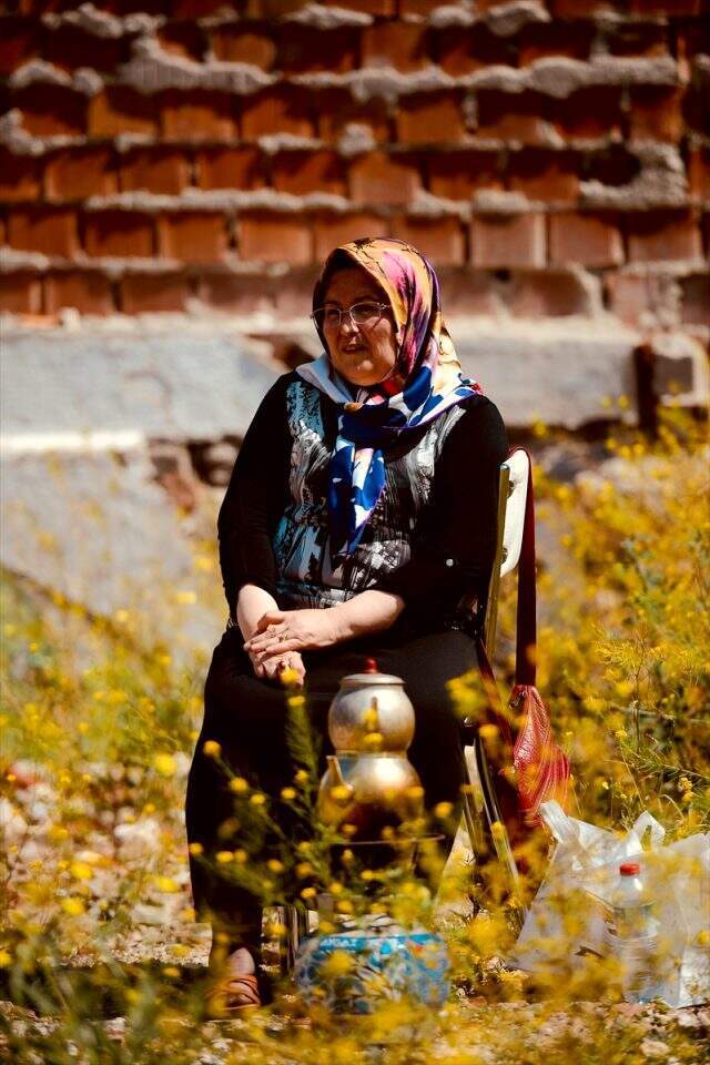 130 bin lirasını kaptırdığı müteahhidi boş arsada çay demleyerek protesto ediyor 130 bin lirasını kaptırdığı müteahhidi boş arsada çay demleyerek protesto ediyor