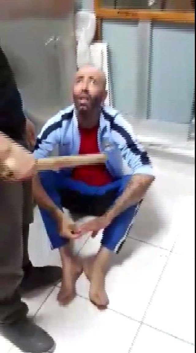 Hırsızlık yapıldığını gören market sahibi yakaladığı 2 kişiyi depoda sopayla dövdü