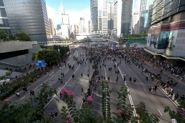 Hong Kong'da binlerce kişi yeniden sokaklarda Hong Kong'da binlerce kişi yeniden sokaklarda