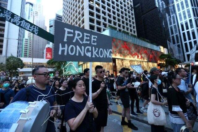 Hong Kong'da binlerce kişi yeniden sokaklarda Hong Kong'da binlerce kişi yeniden sokaklarda