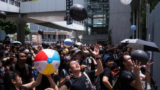 Hong Kong: Onbinlerin yürüdüğü eylemde yoğun güvenlik eylemleri