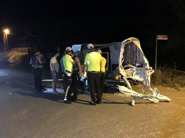 Minibüsler çarpıştı: 2 ölü, 3 yaralı İstanbul'da minibüsler çarpıştı: 2 ölü, 3 yaralı