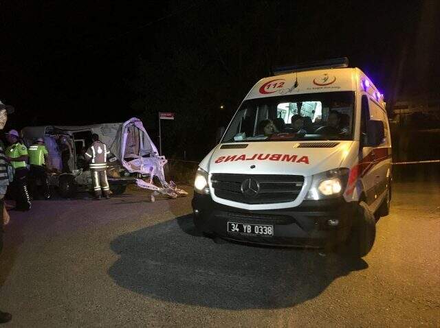 Minibüsler çarpıştı: 2 ölü, 3 yaralı İstanbul'da minibüsler çarpıştı: 2 ölü, 3 yaralı