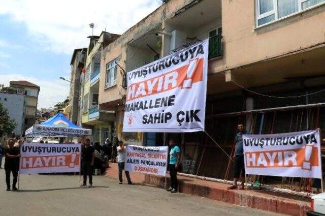 Uyuşturucudan ölen gencin cenazesinde pankartlı tepki