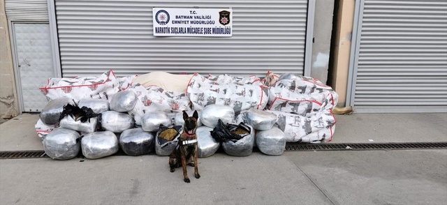 Polis, plastik borular arasına gizlenmiş 1 ton esrar ele geçirdi